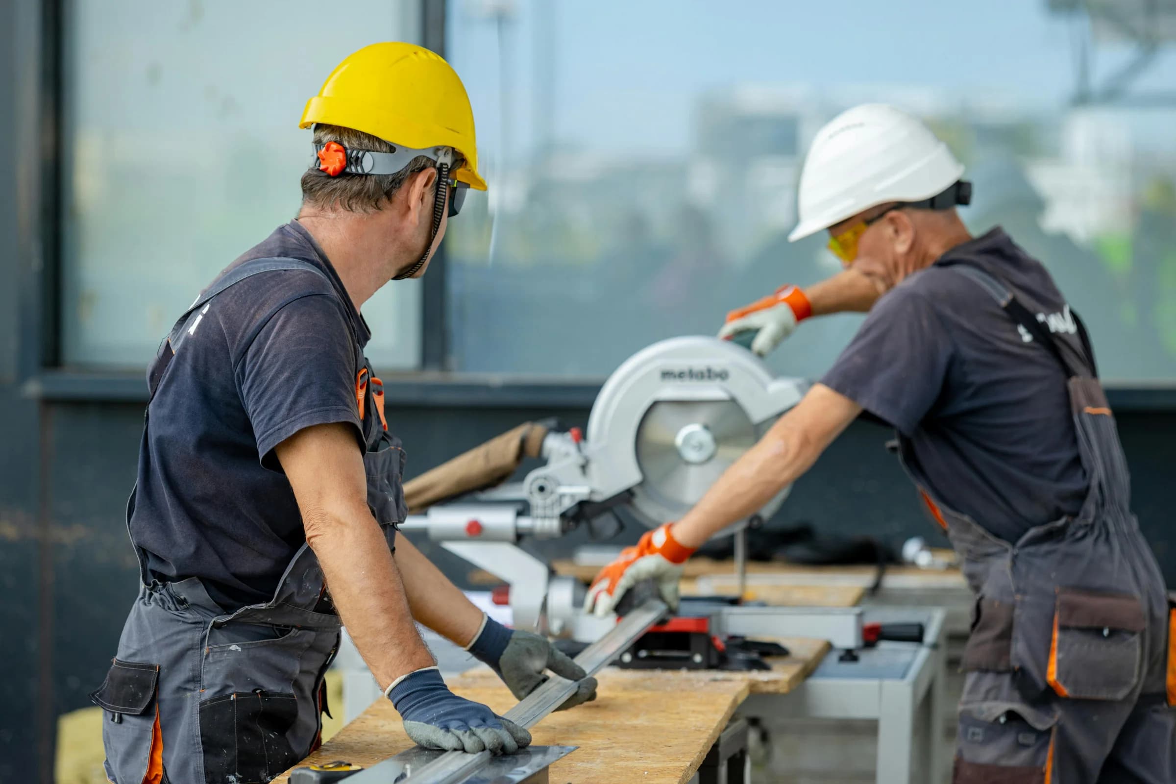 Klusbroers aan het werk